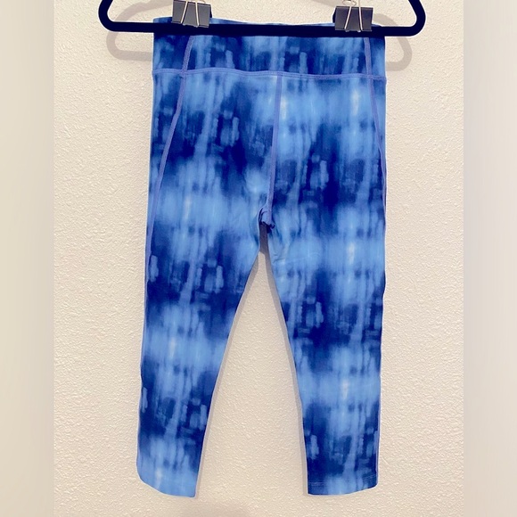 Women’s Under Armour Heatgear Blue Camo Workout Compression Capris Small Petite - Picture 3 of 6